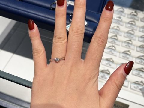 【銀座ダイヤモンドシライシの口コミ】 指輪自体はセットリングで販売されていて、組み合わせで悩む必要がないの…