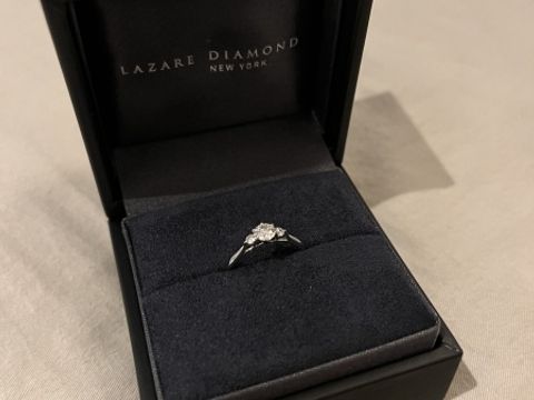 【ラザール ダイヤモンド(LAZARE DIAMOND)の口コミ】 デザインが何より好みでした。3つダイヤが並んでいるので正面から見ると大…