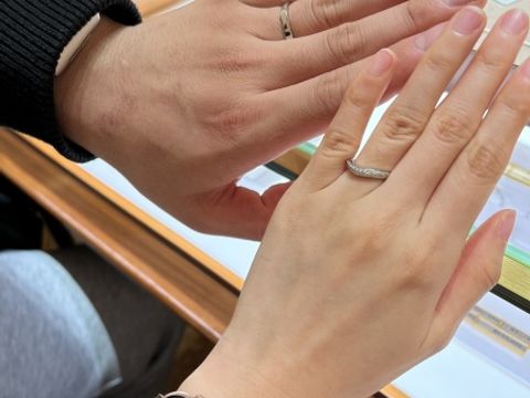 【ブルガリ(BVLGARI)の口コミ】 指輪のデザインに惹かれました。宝石が連なっていて、V字のものを探してい…