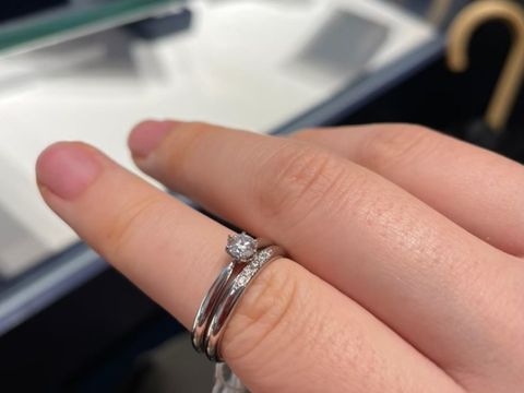 【銀座ダイヤモンドシライシの口コミ】 指輪のデザインはシンプルで普段使いしやすそうなものを出してもらいまし…