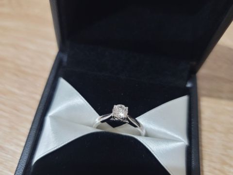 【エクセルコダイヤモンド(EXELCO DIAMOND)の口コミ】 デザインは一粒ダイヤでストレートのシンプルなものを探しており、エクセ…