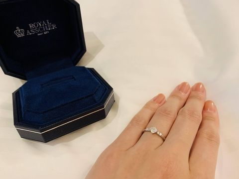 【ROYAL ASSCHER(ロイヤル・アッシャー)の口コミ】 ヨーロピアンカットの白い輝き、他と被らないデザインに惹かれました。特…