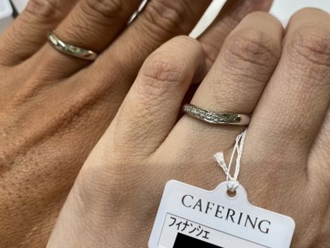 【CAFERING(カフェリング)の口コミ】 V字のデザインが指をキレイに見せてくれて気に入りました✨
ダイヤがV字の…