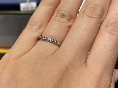 【銀座ダイヤモンドシライシの口コミ】 少しウェーブがかった、メレダイヤが多くついたタイプの指輪です。華やか…