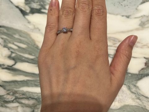 【ブシュロン(BOUCHERON)の口コミ】 人気のファセットです。
サイドにダイヤが入ったデザインは最近出たそうで…