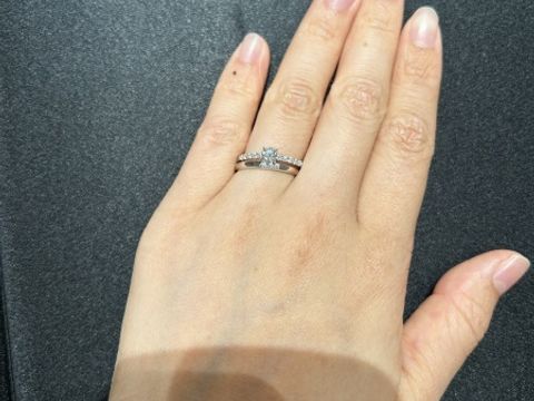 【TASAKI(タサキ)の口コミ】 ハーフエタニティにセンターダイヤのオーソドックスなデザインです。リン…