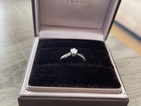 【アイプリモ(I-PRIMO)の口コミ】 ダイヤが中心、左右についています。ウェーブがかっており、左右のダイヤ…