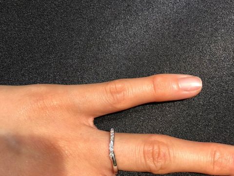 【TASAKI(タサキ)の口コミ】 2人が手を取り合っている姿をイメージした指輪だそうで、細身で華奢なデザ…