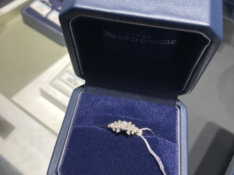 【銀座ダイヤモンドシライシの口コミ】 婚約指輪がとにかくゴージャスでキラキラしており、大振りでデザインに一…