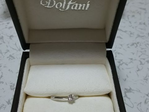 【Dolfani(ドルファーニ )の口コミ】 シンプルなデザインです。
重ね付けできるように、一緒に選びにいきました…