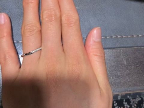 【俄(にわか)の口コミ】 リングは細身で華奢なデザイン。
中指側にメレダイヤが入っており、自分視…
