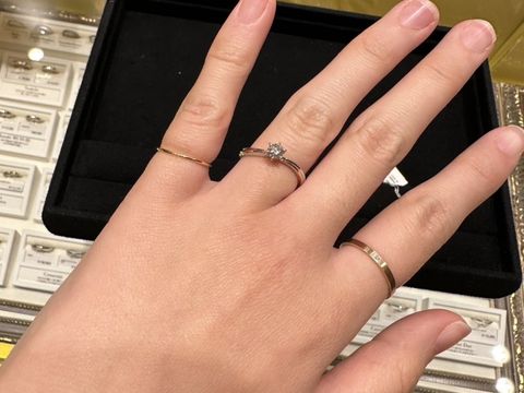 【ケイウノ ブライダル(K.UNO BRIDAL)の口コミ】 ウェーブデザインの指輪が気になっており、色々試着させてもらった上でと…