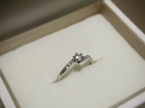 【サマンサティアラブライダル(Samantha Tiara Bridal)の口コミ】 とにかくデザインに惹かれました。真ん中のダイヤの大きさや輝き、両サイ…