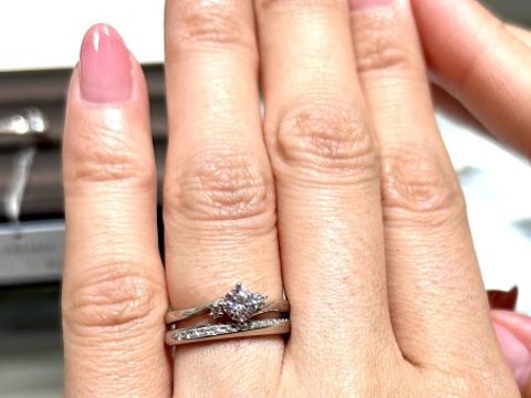 【アイプリモ(I-PRIMO)の口コミ】 中央ダイヤの両側にメレダイヤが上品に配置されたデザイン。華やかな結婚…