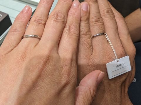 【アイプリモ(I-PRIMO)の口コミ】 シンプルで形がきれいなウェーブフォルムのプラチナのリングです。二人と…