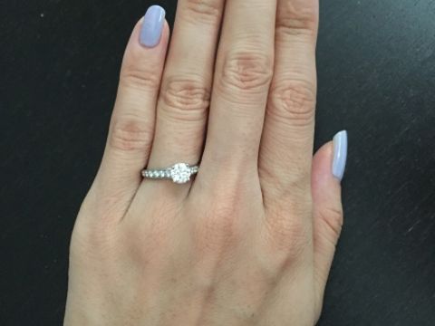 【ヴァン クリーフ＆アーペル(Van Cleef & Arpels)の口コミ】 カルティエやティファニーなど有名なブランドも見ましたが、なんとなくグ…