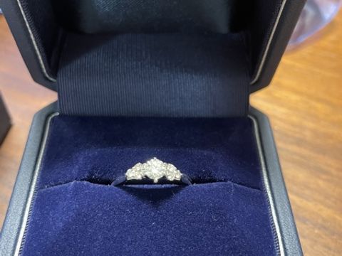 【銀座ダイヤモンドシライシの口コミ】 当初リング全体にダイヤが配置されているデザインと悩みましたが、シンプ…