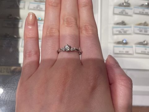 【銀座ダイヤモンドシライシの口コミ】 メインダイヤの両脇に動きのある小さなダイヤモンドが配置されています。…