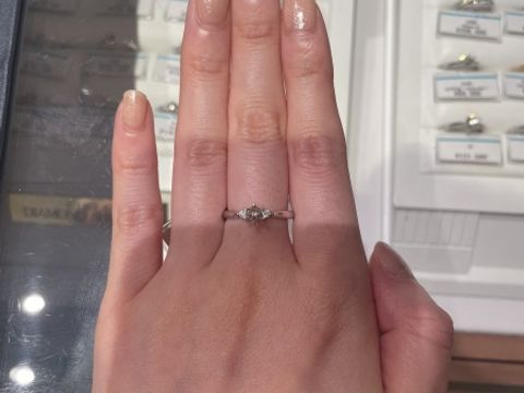 【銀座ダイヤモンドシライシの口コミ】 メインダイヤの横に一石ずつ小さなダイヤが並んでいます。シンプルですが…