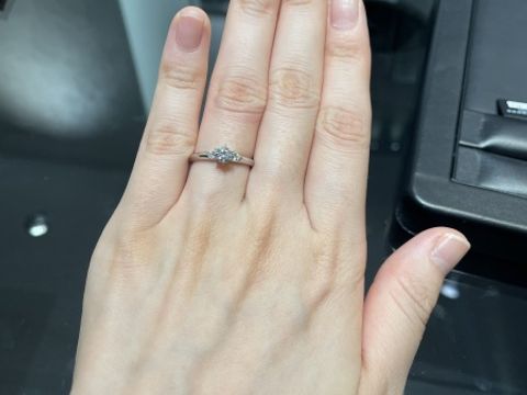 【ラザール ダイヤモンド(LAZARE DIAMOND)の口コミ】 指が長い方なのである程度太さのあるもの＋メインのダイヤのサイドにもダ…