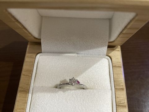 【山陰と旅する指輪の口コミ】 ダイヤモンドの横に小さな赤いルビーがあしらってあり、一目見てかわいい…