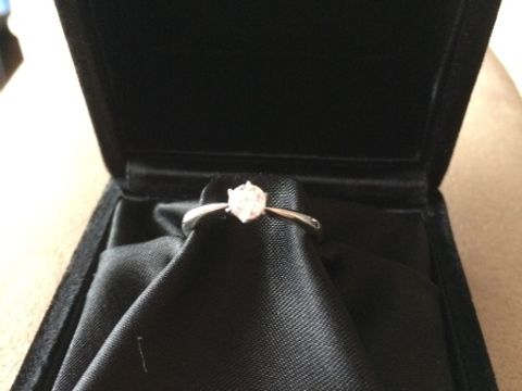 【ROCCA(ロッカ)の口コミ】 リングの形はシンプルで、飽きがこないような、オーソドックスな形が良か…