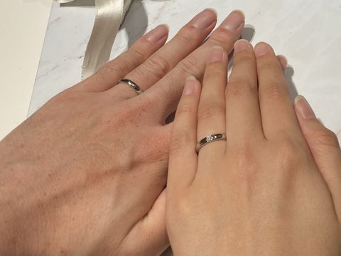 【ラザール ダイヤモンド(LAZARE DIAMOND)の口コミ】 シンプルなデザインを求めていたところに、太めのリングに石が1つついてい…