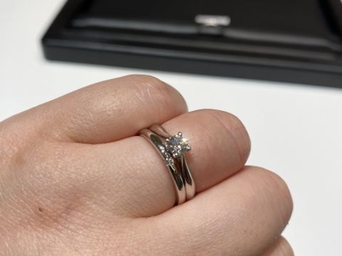 【ラザール ダイヤモンド(LAZARE DIAMOND)の口コミ】 ソリティアリングを探していて、シンプルさに惹かれました。4爪なのもポイ…