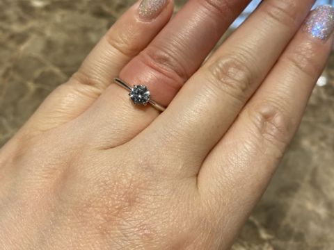 【BIJOUPIKO(ビジュピコ)の口コミ】 シンプルなソリティアリングです。細め軸なので指の細い華奢な方向けでし…