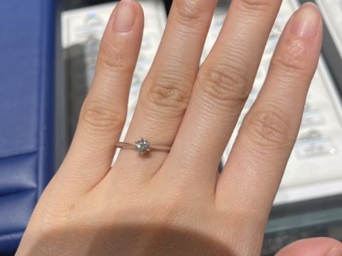 【銀座ダイヤモンドシライシの口コミ】 王道のシンプルかつ可愛らしいデザイン。ダイヤモンドに向かってリングが…