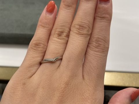 【MAGNOLIA WHITE JEWELRY(マグノリアホワイトジュエリー)の口コミ】 Vラインで指を細く見せてくれます。ダイヤモンドの部分が少し立体感があり…