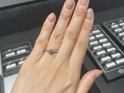 【銀座ダイヤモンドシライシの口コミ】 ハーフエタニティのリングの真ん中に一石ダイヤモンドが輝くデザインが、…