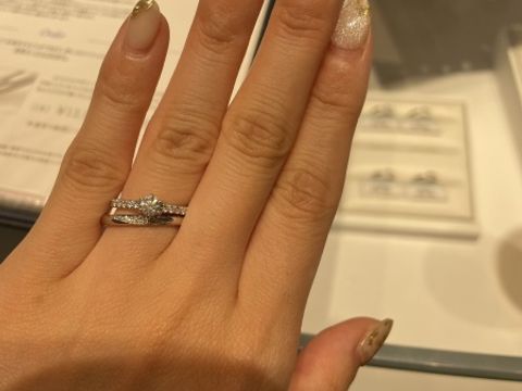 【銀座ダイヤモンドシライシの口コミ】 ストレートラインかVラインで迷っていましたが、スタッフの方に指の太さや…