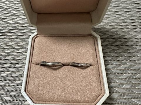 【TRECENTI(トレセンテ)の口コミ】 二人とも指が短くふっくらとしているので、ストレートではなく少し動きの…