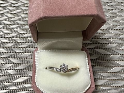 【LOVE NOTESの口コミ】 先に結婚指輪を他店で購入していたので、それと合うV字のデザインが決め手…