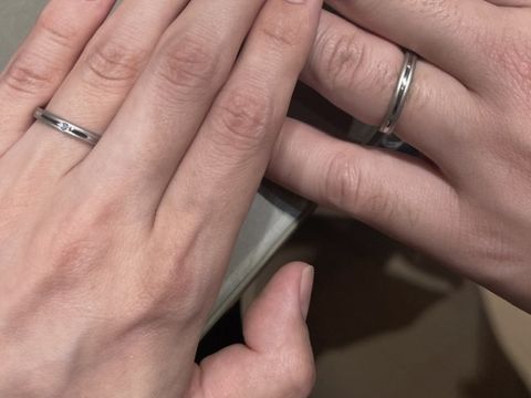 【アイプリモ(I-PRIMO)の口コミ】 艶消し加工が指輪の上下にライン状にあり、とても肌に馴染みます。肌触り…