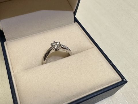 【GALA JEWELRY(ガラジュエリー)の口コミ】 真ん中のダイヤが目立ち、かつシンプルすぎないウェーブ型のデザインを探…