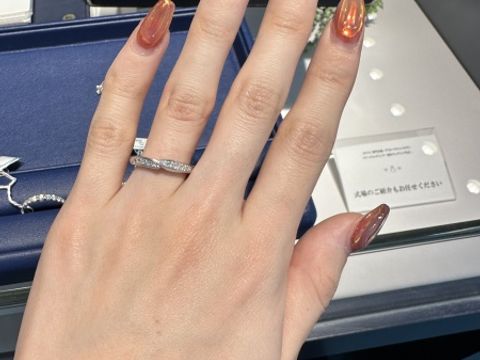 【銀座ダイヤモンドシライシの口コミ】 試着したこちらのリングは、ダイヤもたくさん付いてますし厚みがありゴー…