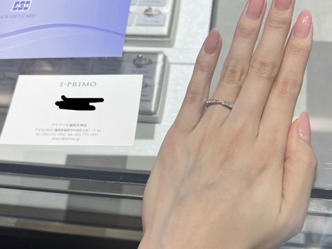 【アイプリモ(I-PRIMO)の口コミ】 ハーフエタニティで細かくダイヤが敷き詰められているもので、リボンのよ…