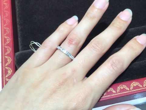 【カルティエ(Cartier)の口コミ】 つけると直線的なのに、横はまるっこくてかわいいです。試着してみると、…