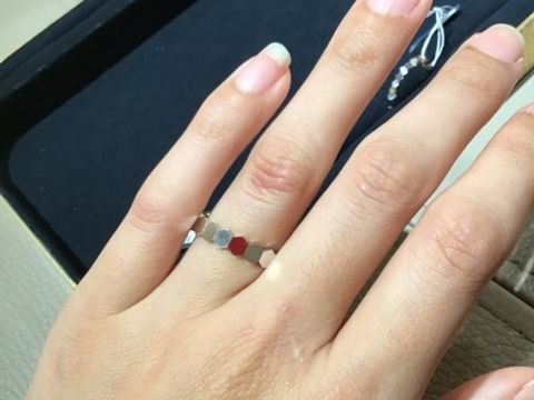【ショーメ(CHAUMET)の口コミ】 ハニカムのデザインがとっても可愛いです。
2.5mmだと婚約指輪とピッタリ…