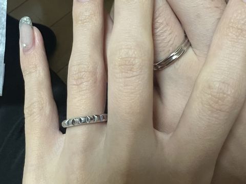 【ブシュロン(BOUCHERON)の口コミ】 ダイヤが付いていないのにキラキラしてるのが決め手です。動くたび輝きま…