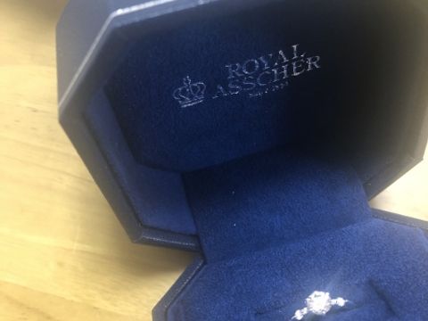 【ROYAL ASSCHER(ロイヤル・アッシャー)の口コミ】 細めのリングで上品なデザインが気に入りました。ダイヤモンドの品質にも…