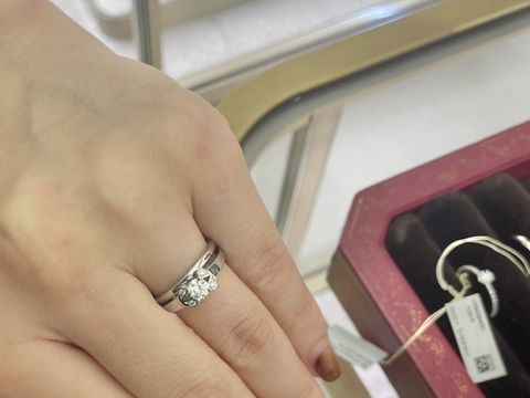 【カルティエ(Cartier)の口コミ】 太さ:細身・デザイン:ストレート・素材:プラチナ
他ブランドと比べてかな…