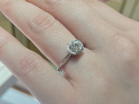 【ブルガリ(BVLGARI)の口コミ】 0.7ctのダイアモンドの周りを小さなダイアモンドがぐるっと囲っているデザ…