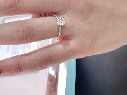 【ティファニー(Tiffany & Co.)の口コミ】 プリンセスカットとバンドの細さがよりフェミニンな印象でした。爪は四つ…