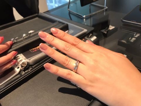 【エクセルコダイヤモンド(EXELCO DIAMOND)の口コミ】 結婚指輪と婚約指輪をセットにすることで、
より輝きが増し、きらきら感が…