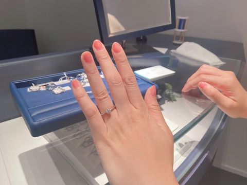 【銀座ダイヤモンドシライシの口コミ】 華奢な女性の手に、きらりとひとつ輝くダイヤモンド。まさにそのようなイ…