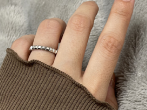 【ブシュロン(BOUCHERON)の口コミ】 ①ダイヤに負けないキラキラな輝き。②シンプルながら唯一無二のお洒落なデ…