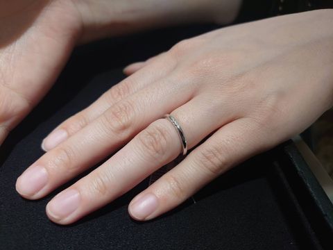 【ラザール ダイヤモンド【取扱店販売】の口コミ】 スリーサイドという名の通り、リングの2側面にもダイヤがついており、上か…